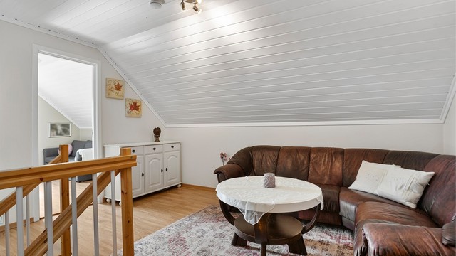 Rommet har plass til stuemøbler, (ikke godkjent til varig opphold).