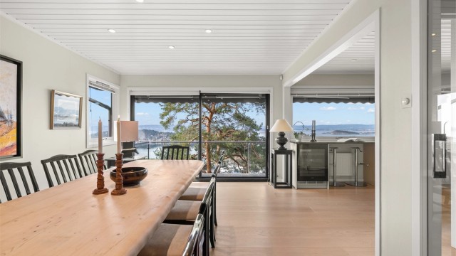 I spisestuen er det stor skyvedør ut til terrassen