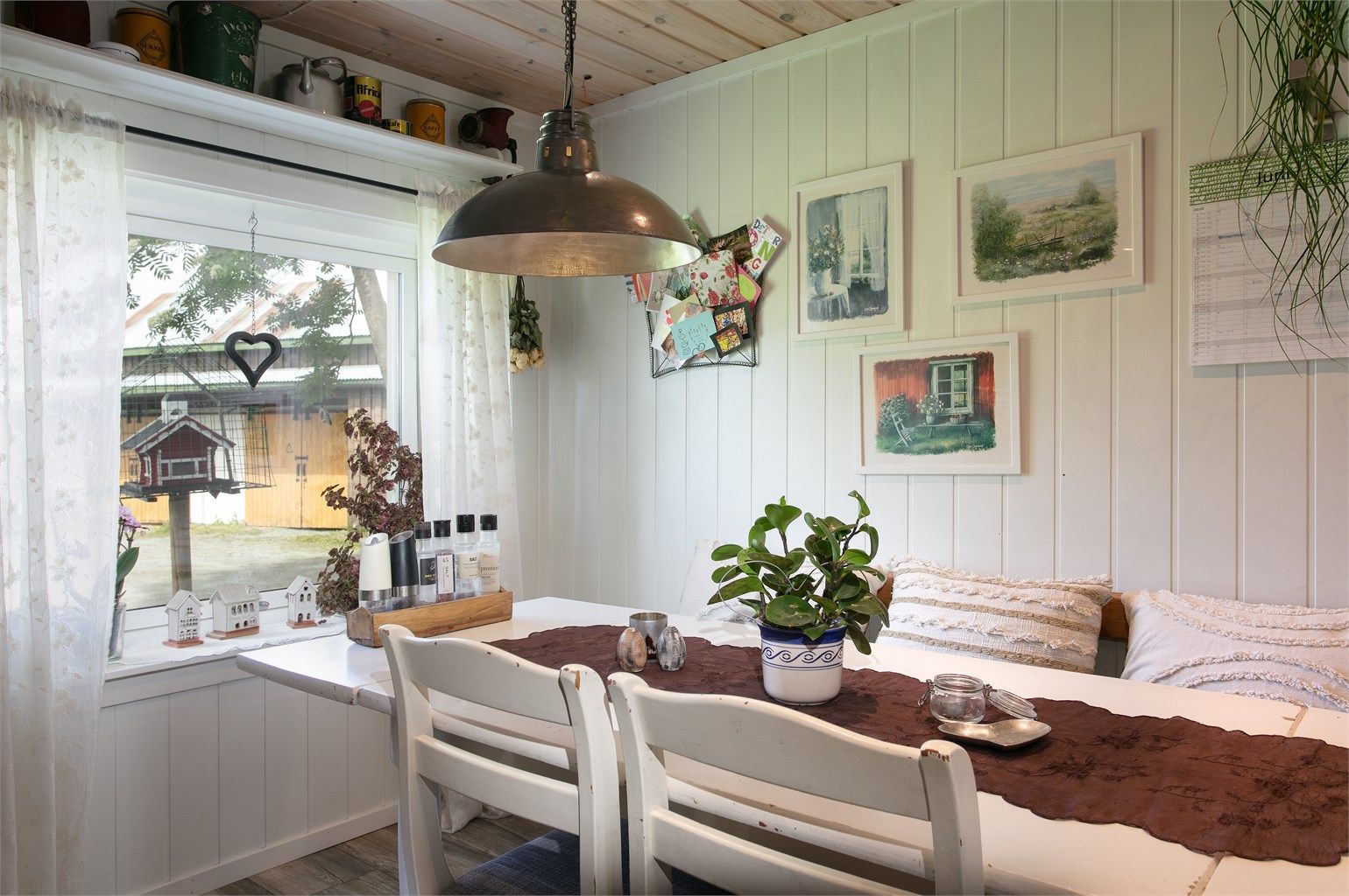 Vinduet ved spiseplassen gir godt med naturlig lys.