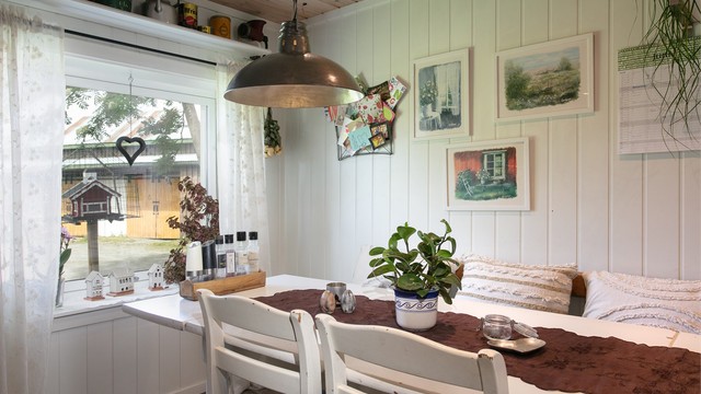 Vinduet ved spiseplassen gir godt med naturlig lys.