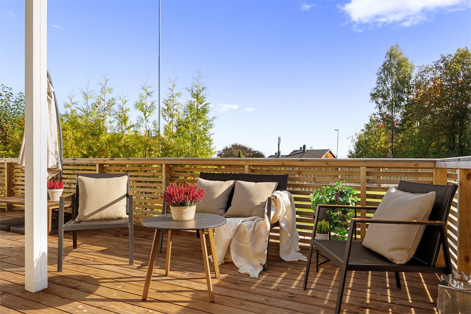 Uteplassen har dekke av terrassebord og rekkverk i tre.