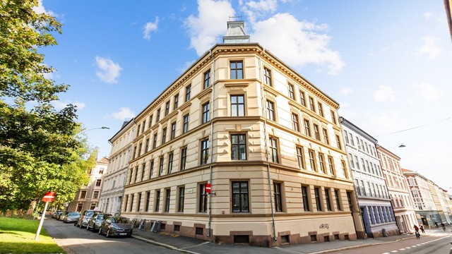 Leiligheten har en god beliggenhet på hjørnet av bygget i 4. etasje.