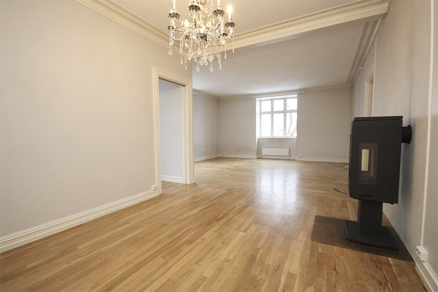 En lys og stor leilighet I 3.etasje i historisk og ærverdig gård.