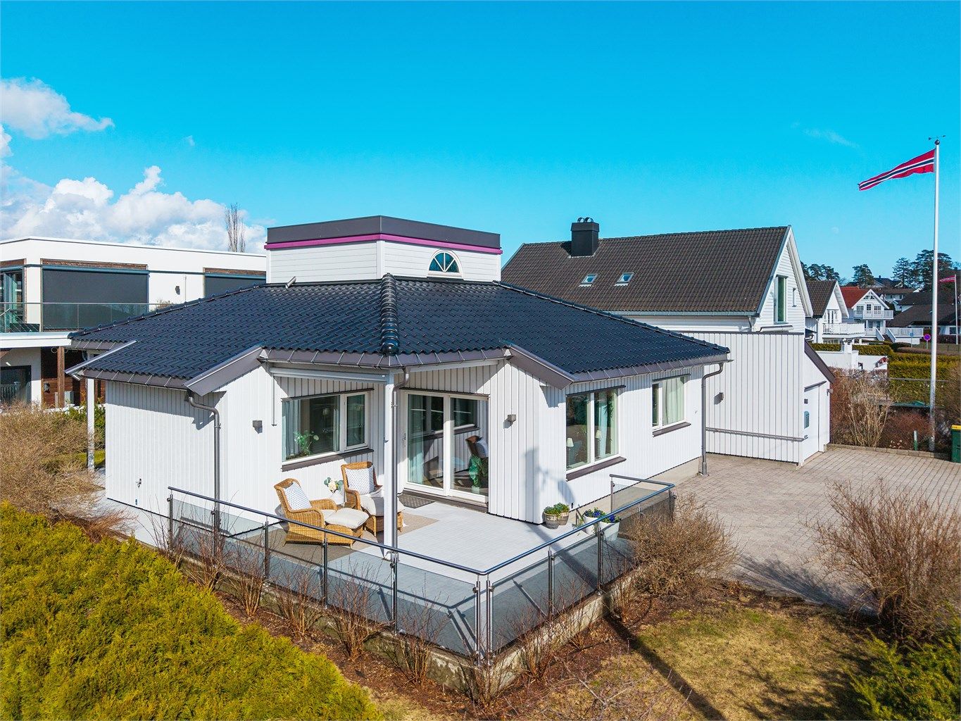 En moderne enebolig fra 2012 med en unik beliggenhet ved Ringshaugstranda.