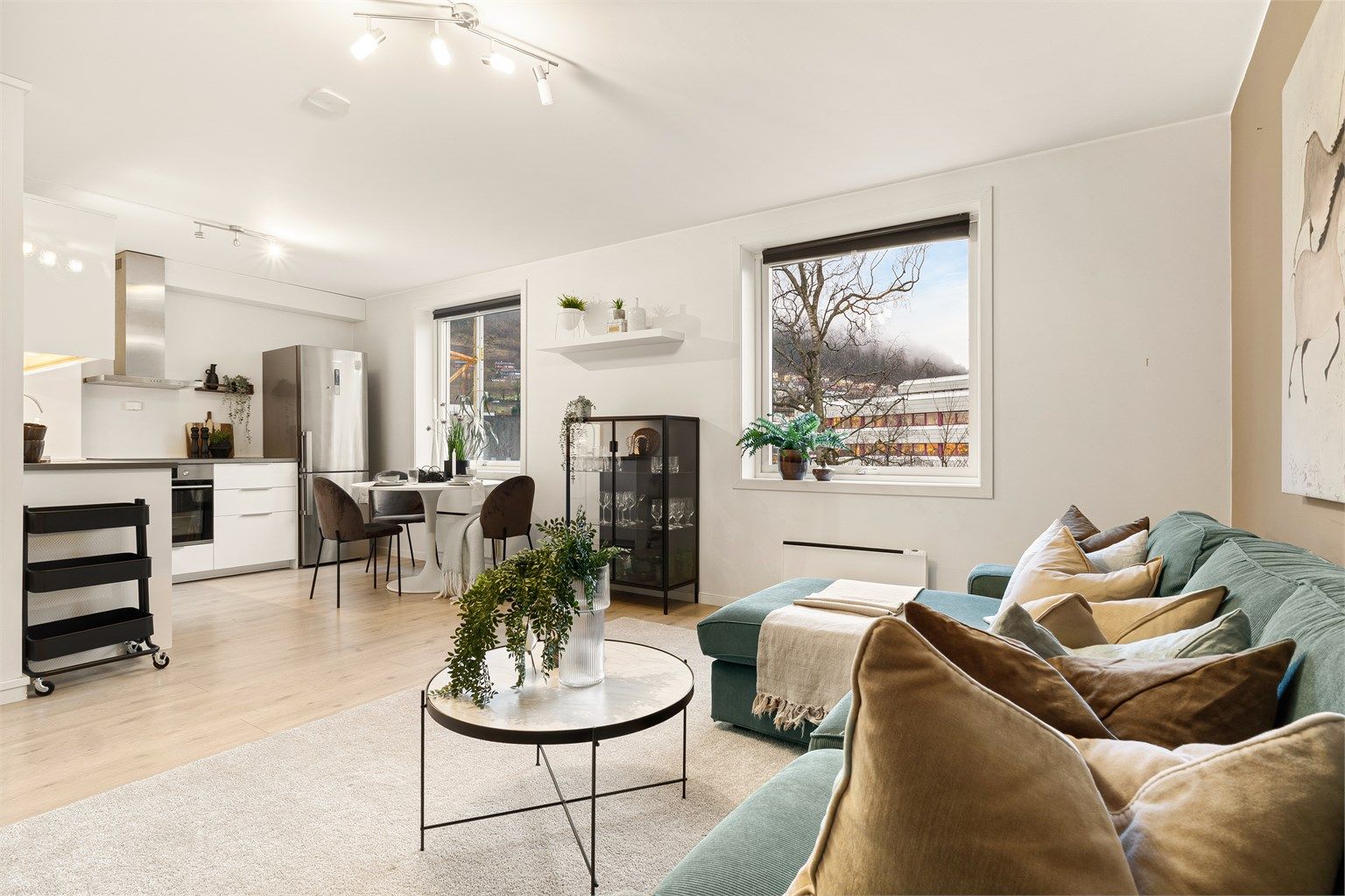  Leiligheten fremstår som innbydende med lyse og moderne overflater. Foto: Stian Inderhaug.