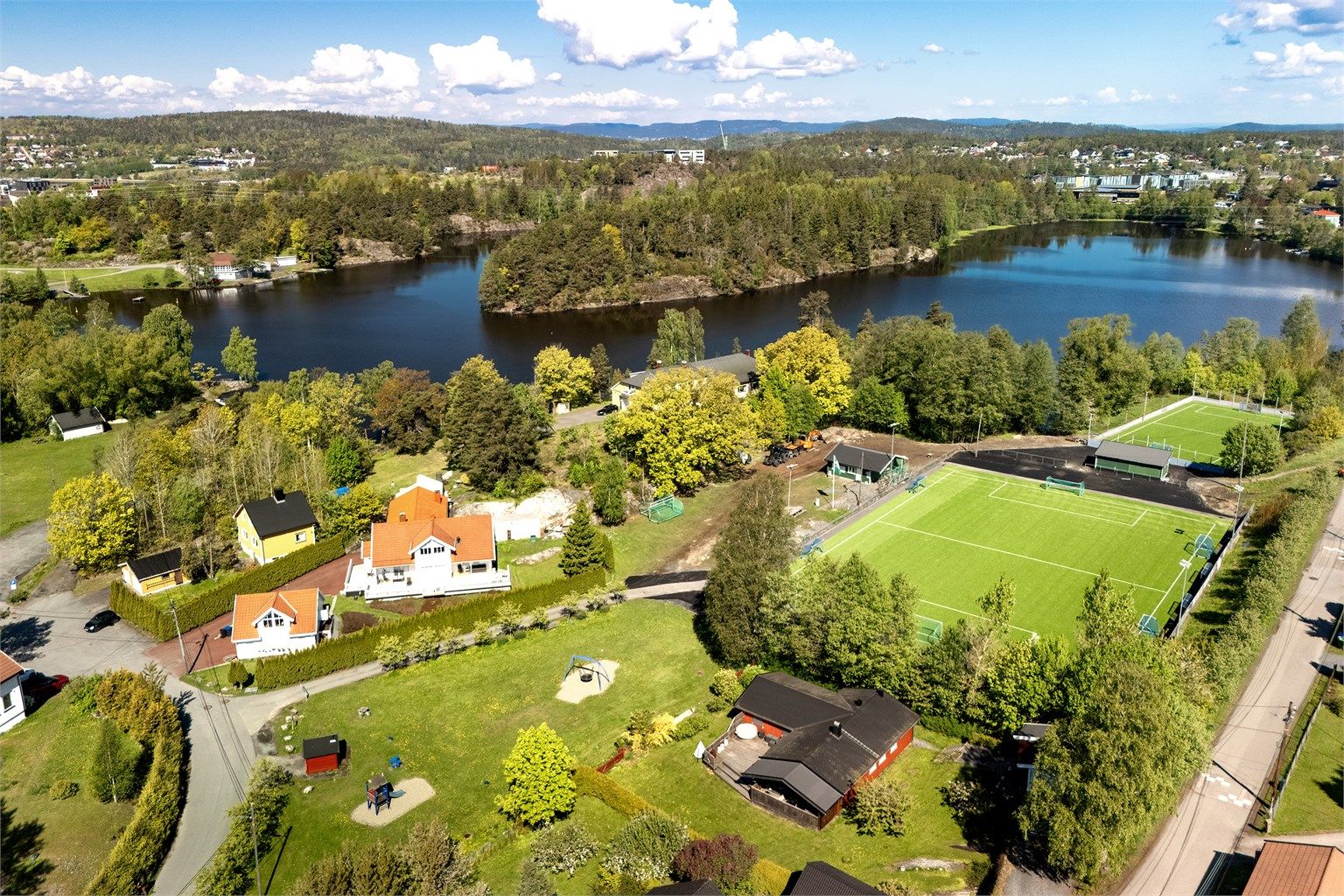 Inntil Vansjø rett nedenfor eiendommen finnes et stort friområde med populær badeplass.