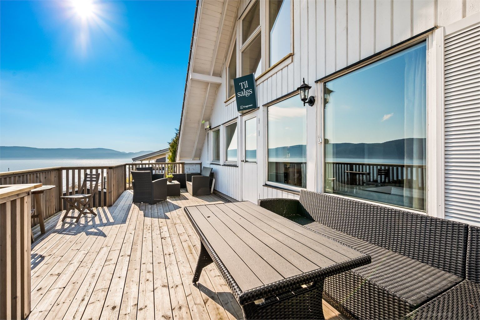 Verandaen har adkomst fra stuen, og gir god plass til flere møbelgrupper. Utvidelse er ikke byggesøkt. 