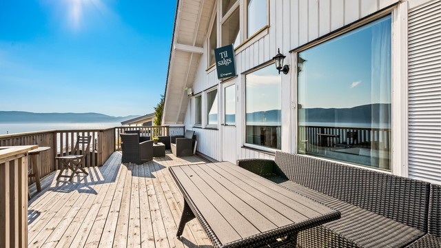 Verandaen har adkomst fra stuen, og gir god plass til flere møbelgrupper. Utvidelse er ikke byggesøkt.