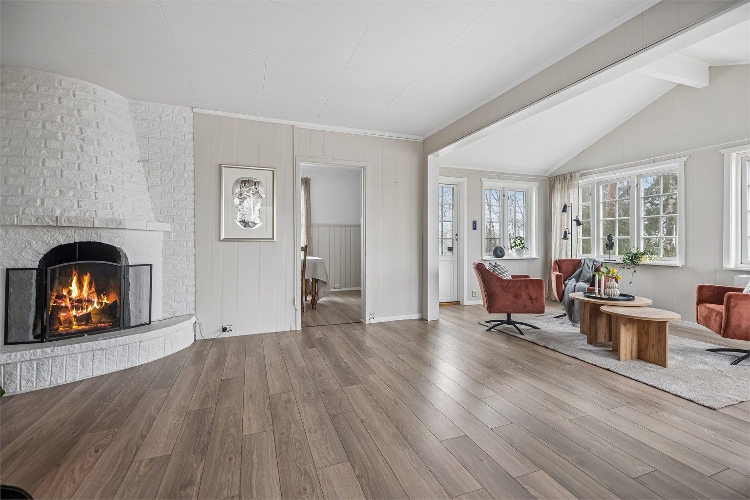 Den åpne peisen bidrar til varme på kalde dager samt en koselig atmosfære.