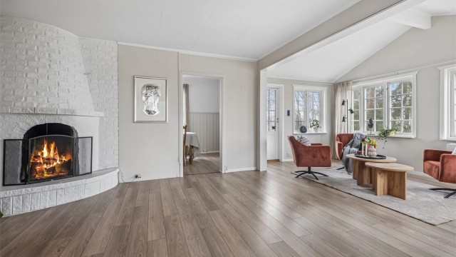 Den åpne peisen bidrar til varme på kalde dager samt en koselig atmosfære.