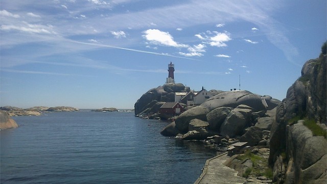 Velkjente Svenner fyr ligger ikke lange båtturen unna og er en godt besøkt destinasjon på varme sommerdager.