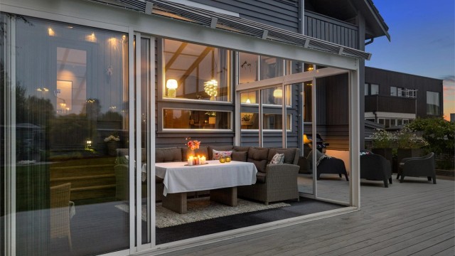 Hagestuen gir ly for vær og vind, og skaper en lun atmosfære på kveldstid.