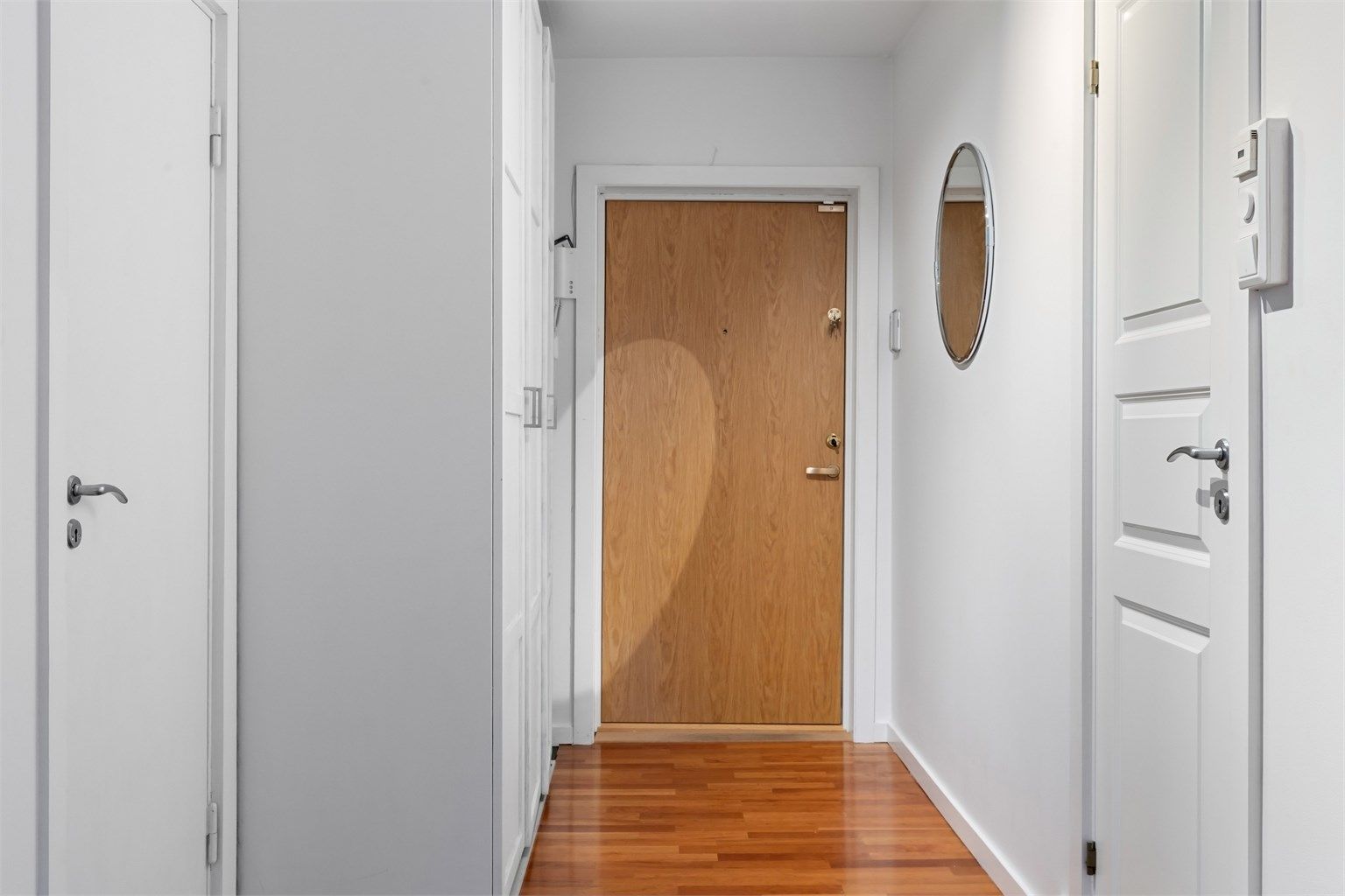 Entréen har parkettbord på gulvet, som er gjennomgående i de fleste rom.