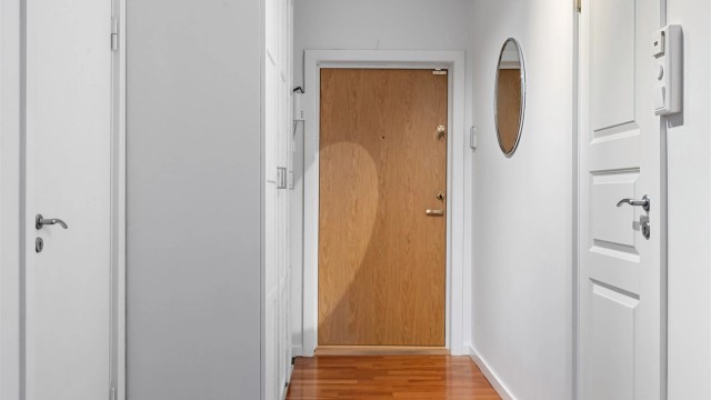 Entréen har parkettbord på gulvet, som er gjennomgående i de fleste rom.