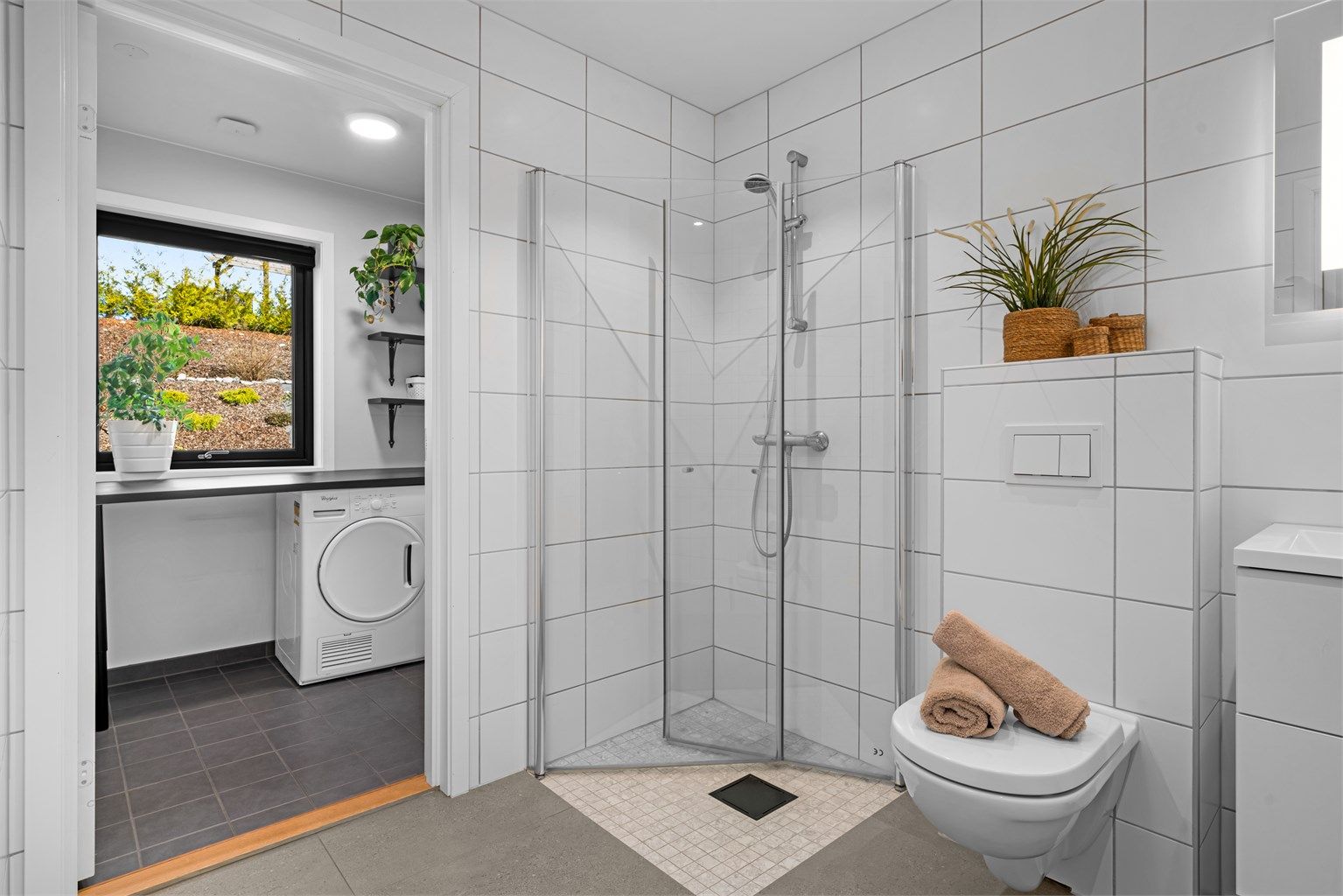 Badet har adkomst til separat vaskerom