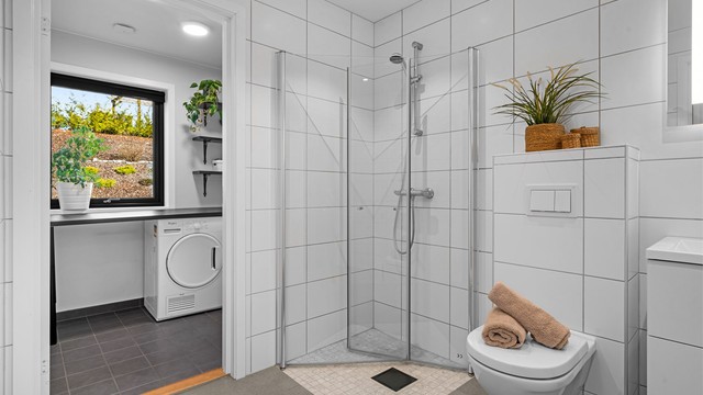 Badet har adkomst til separat vaskerom