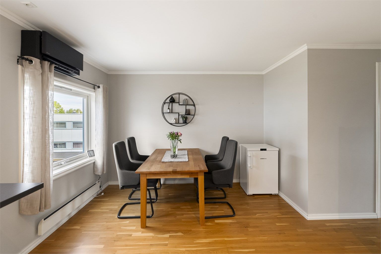 Her er plass til stor spisestue med plass til venner og familie