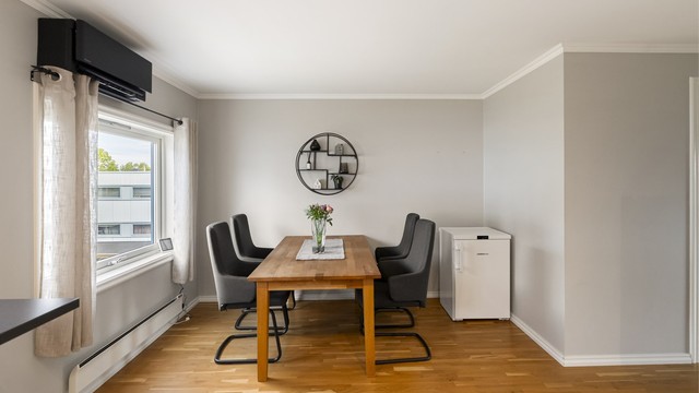 Her er plass til stor spisestue med plass til venner og familie
