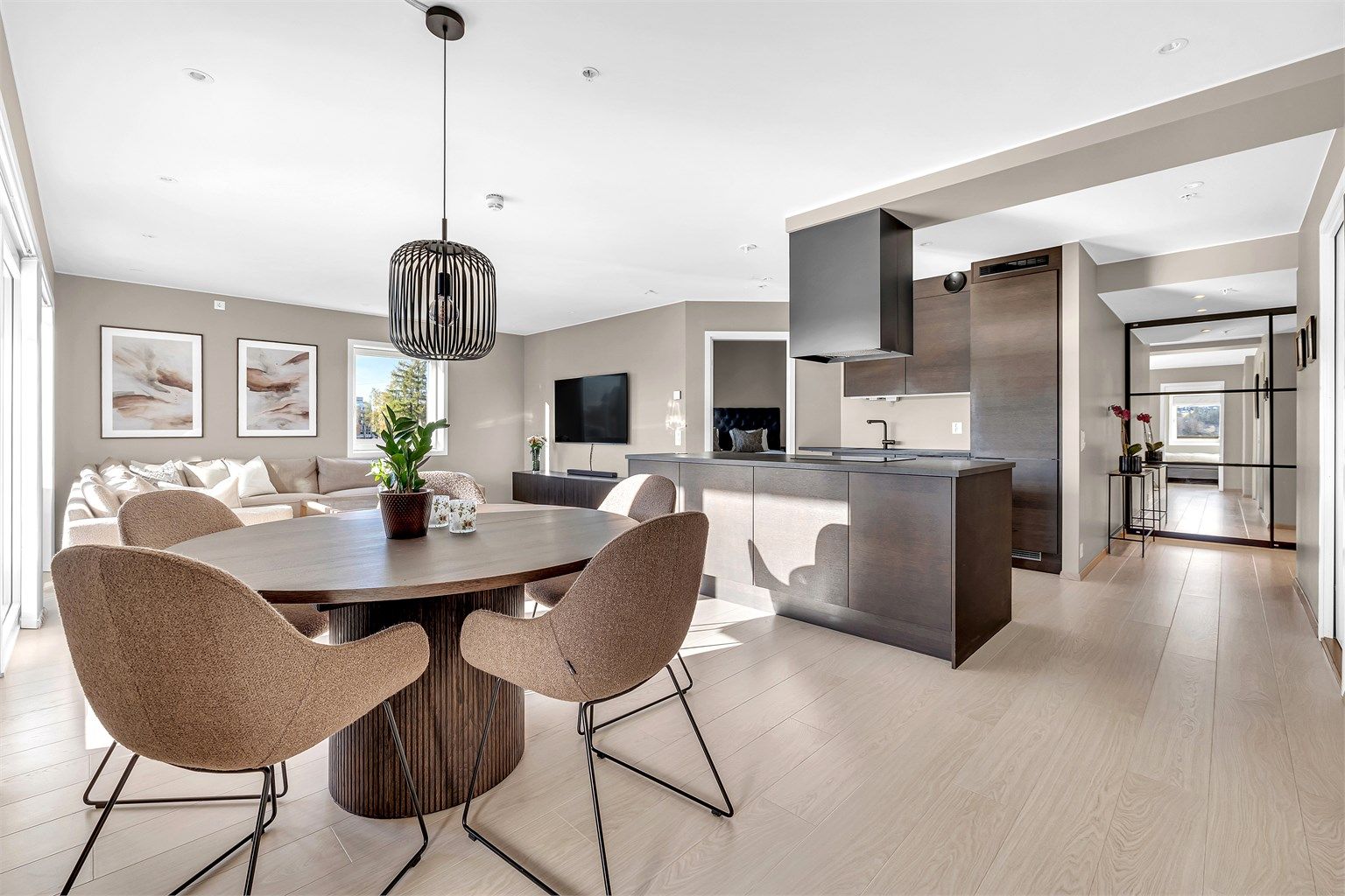 Lys og moderne 4-roms med åpen stue- og kjøkkenløsning