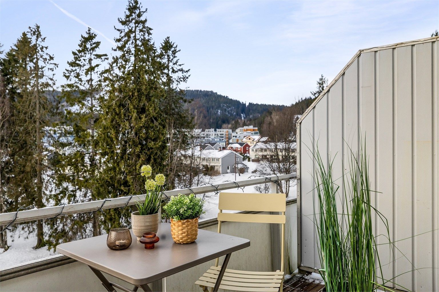 Boligen har en vestvendt balkong med ettermiddags- og kveldssol, samt en hyggelig utsikt utover Tonsenhagen og Grefsenkleiva.