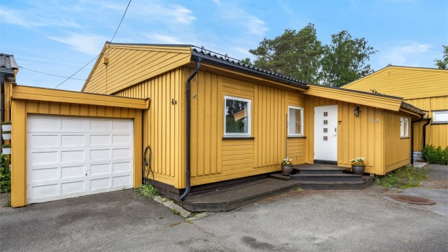 Fasade og garasje med elbil-lader montert. (TG 3 er satt på garasjetaket samt ytterkledning. Det foreligger ikke midlertidlg brukstillatelse/ferdigattset på utvidelse av entré/soverom 3 og garasje)
