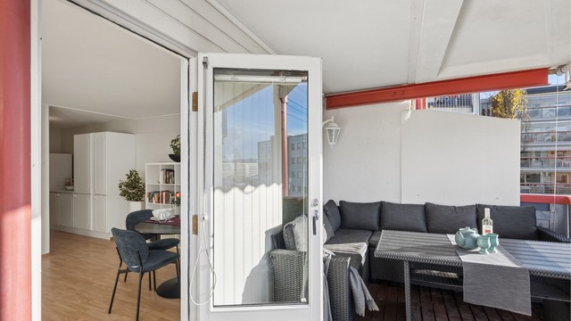 Balkongen har gode solforhold og kan innredes med sittegruppe og planter, og gir fine muligheter for å nyte rolige stunder ute.