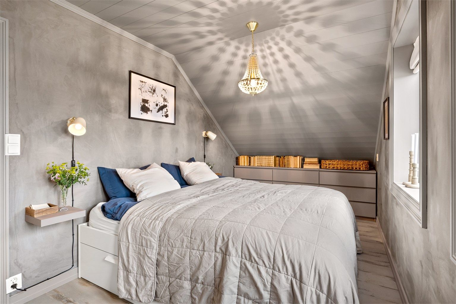 Hovedsoverommet har god plass til dobbeltseng og har innebygget skyvedørsgarderobe.
