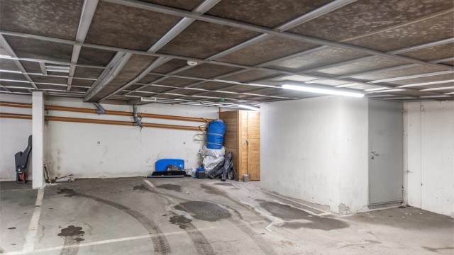 Med leiligheten følger én garasjeplass i felles garasjeanlegg