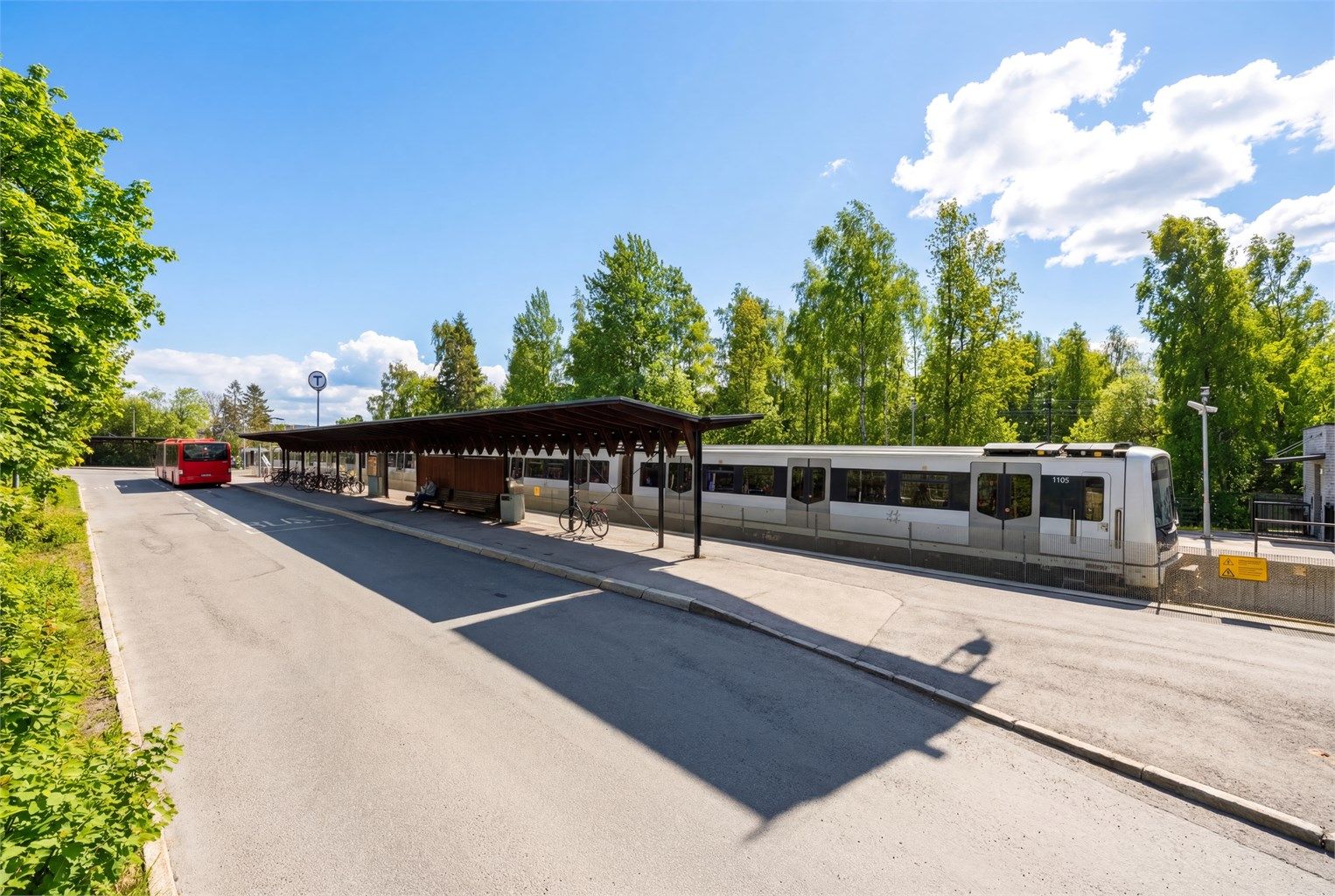 Få minutters gange til Østerås T-banestasjon. Banen tar deg til Oslo sentrum på ca. et kvarter.