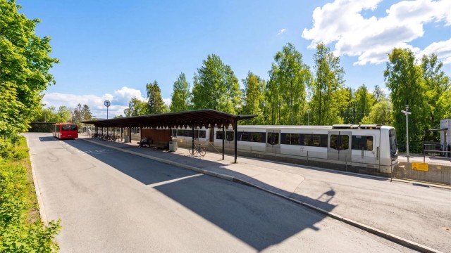 Få minutters gange til Østerås T-banestasjon. Banen tar deg til Oslo sentrum på ca. et kvarter.