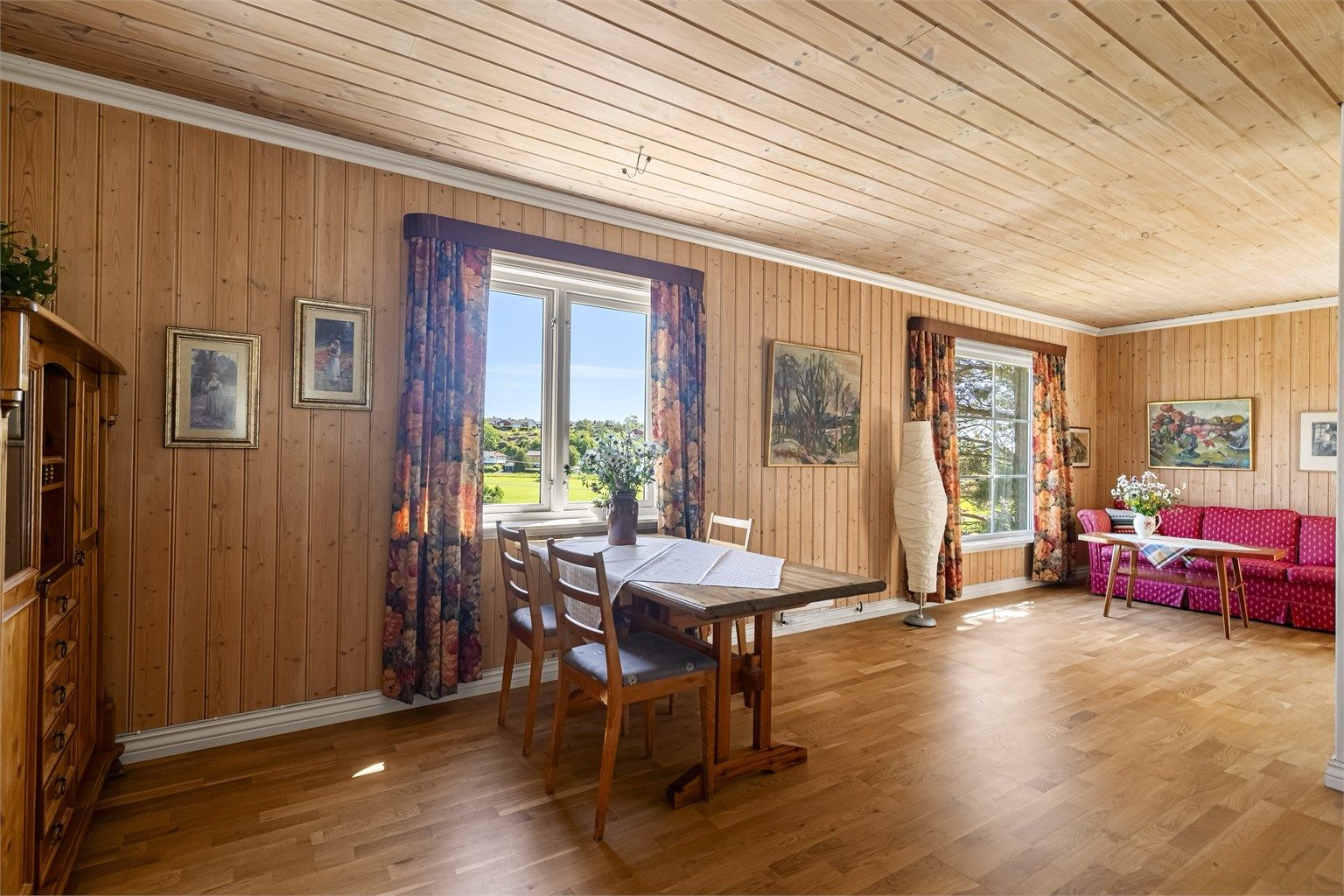 Parkett på gulv og panel på vegg og gulv