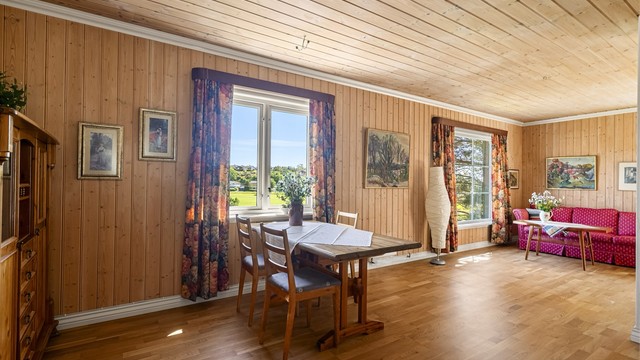 Parkett på gulv og panel på vegg og gulv