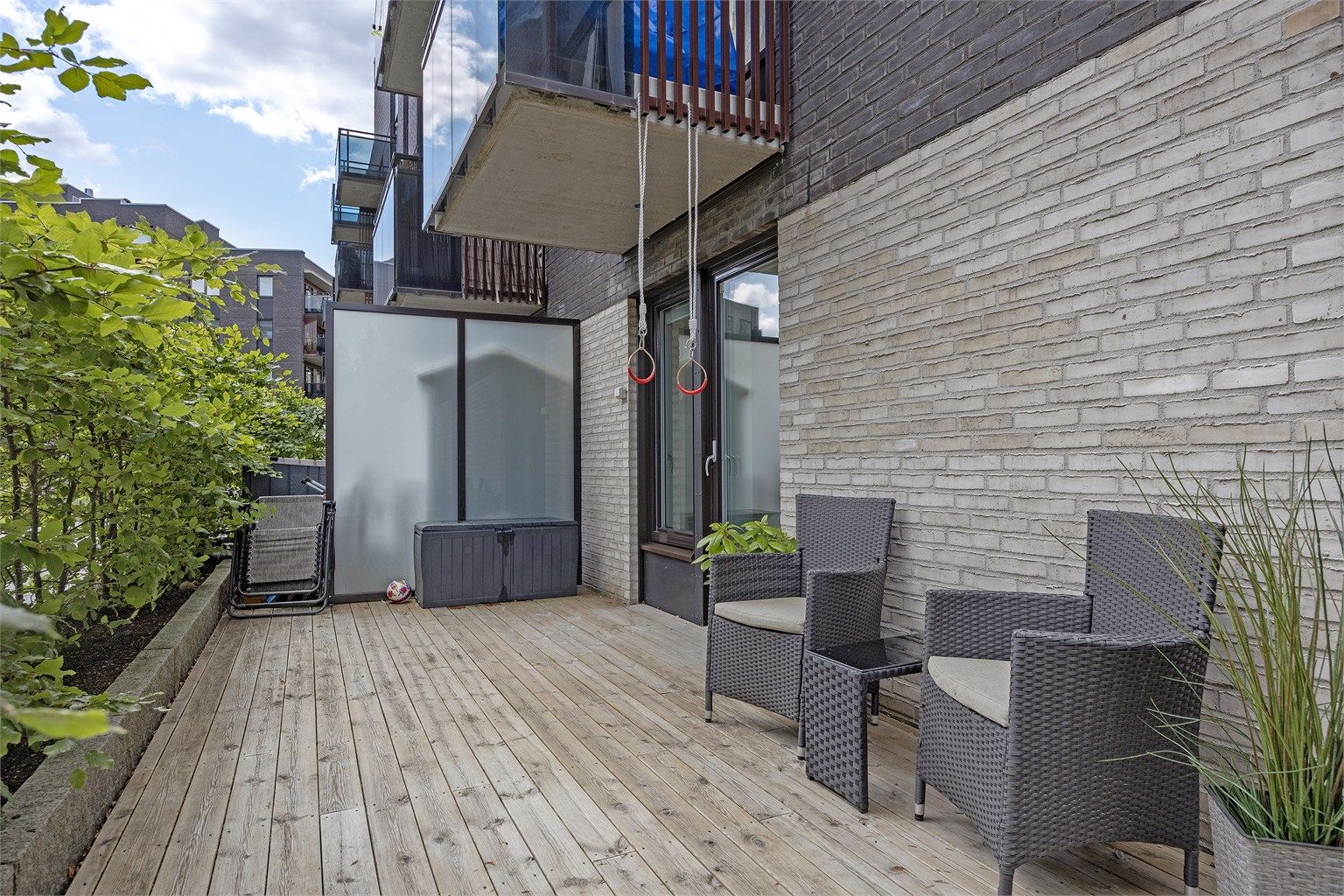 Uteplassen er nordøstvendt og byr på formiddagssol fra ca. 07.00 til 12.00 sommerstid