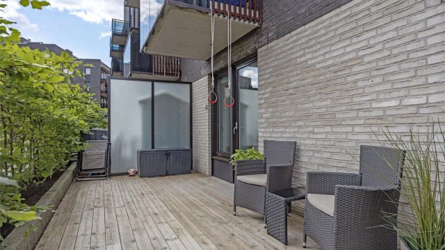 Uteplassen er nordøstvendt og byr på formiddagssol fra ca. 07.00 til 12.00 sommerstid