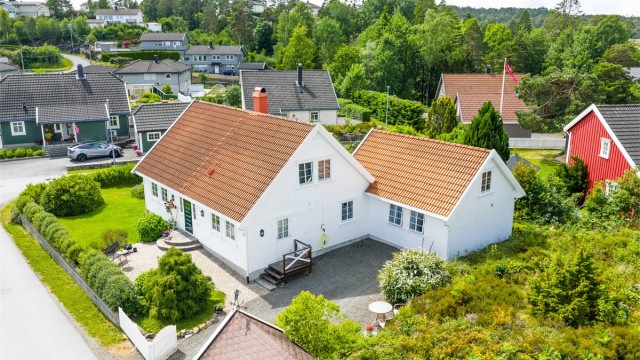 Eiendommen ligger på en solrik og fin tomt i blindvei, den ene delen av tomten er bevart som naturtomt.