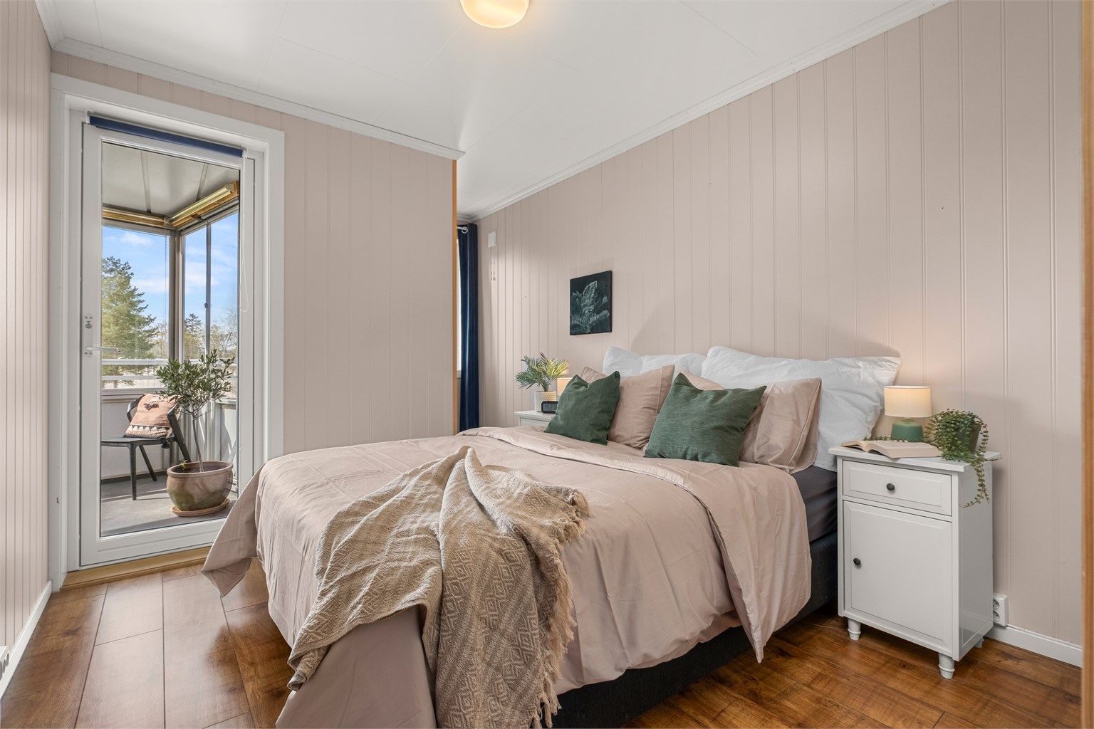 Soverom 2 er på 12 kvm og har utgang til innglasset balkong samt god plass til ønsket soveromsmøblement. 