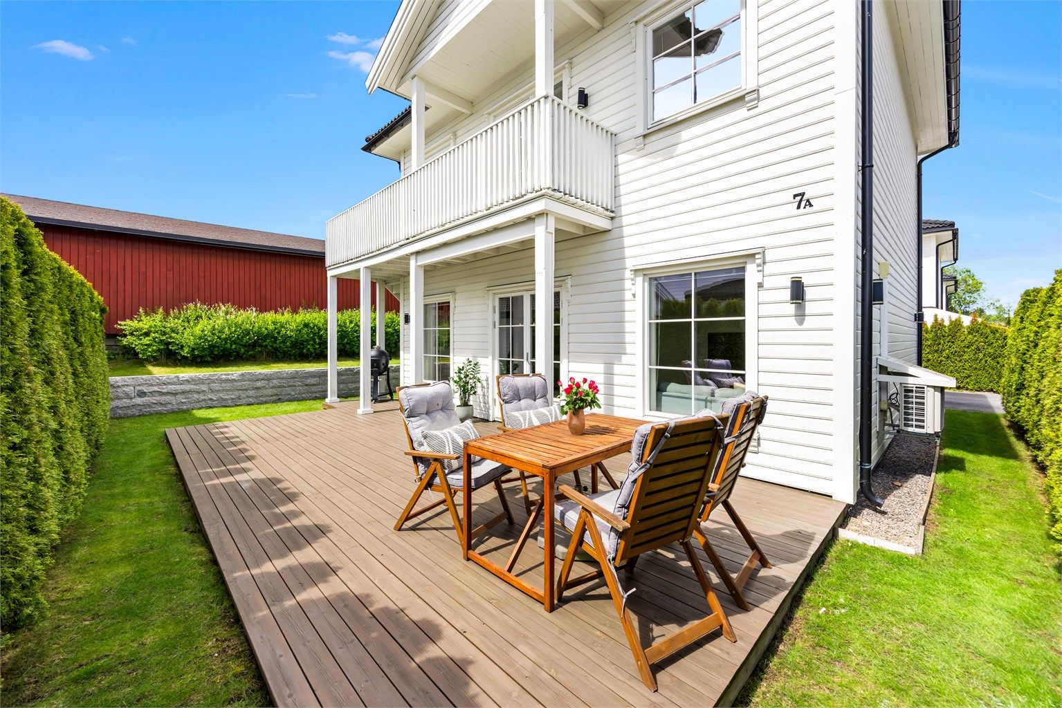Stor, sydvendt terrasse på 34 m² med direkte utgang fra stuen.
Foto:  Borghagen Foto