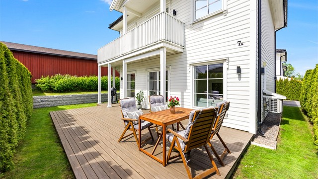 Stor, sydvendt terrasse på 34 m² med direkte utgang fra stuen.
Foto: Borghagen Foto