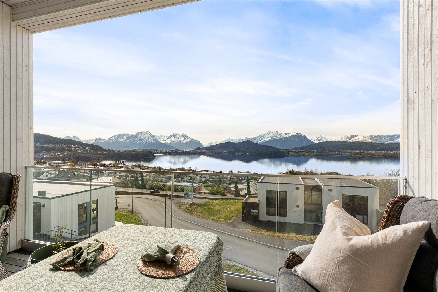 Fra den sørvendte skjermede balkongen på 9 m² er det en praktfull utsikt mot Borgundfjorden og Sunnmørsfjella