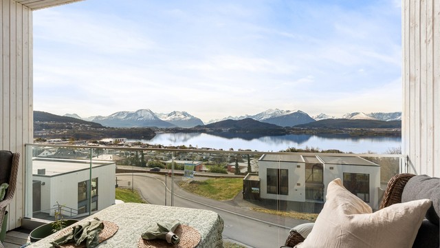 Fra den sørvendte skjermede balkongen på 9 m² er det en praktfull utsikt mot Borgundfjorden og Sunnmørsfjella