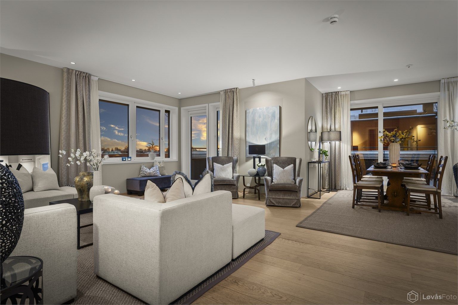 På kvelden skaper belysningen og utsikten en lun og innbydende stemning.