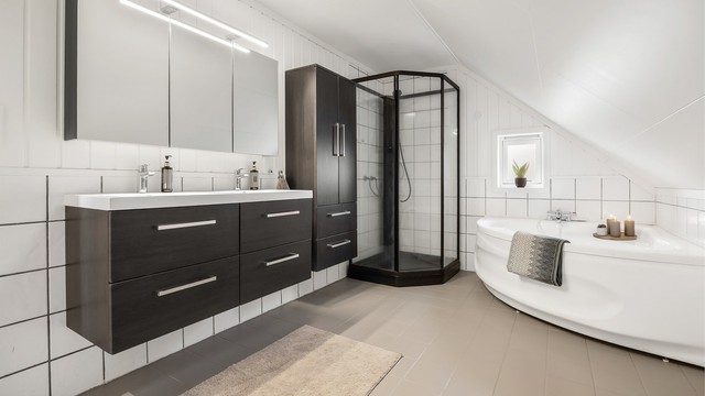 Det romslige badet i andre etasje har både badekar og dusjkabinett, samt gulvvarme.