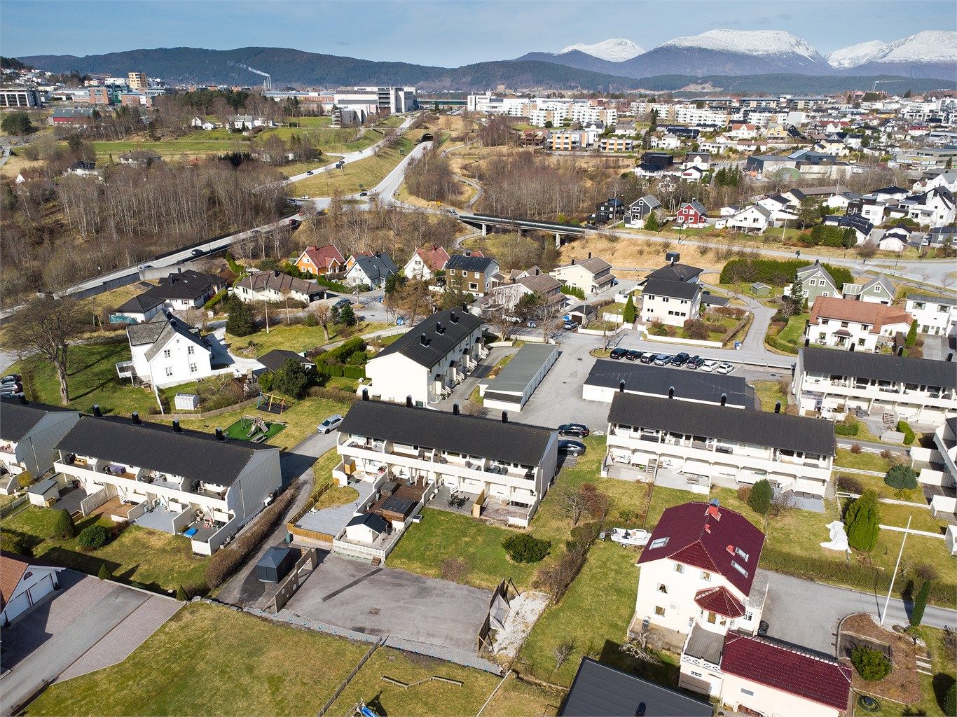 Eiendommen ligger sentralt i et populært og familievennlig boligområde i Spjelkavika.