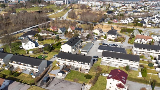 Eiendommen ligger sentralt i et populært og familievennlig boligområde i Spjelkavika.