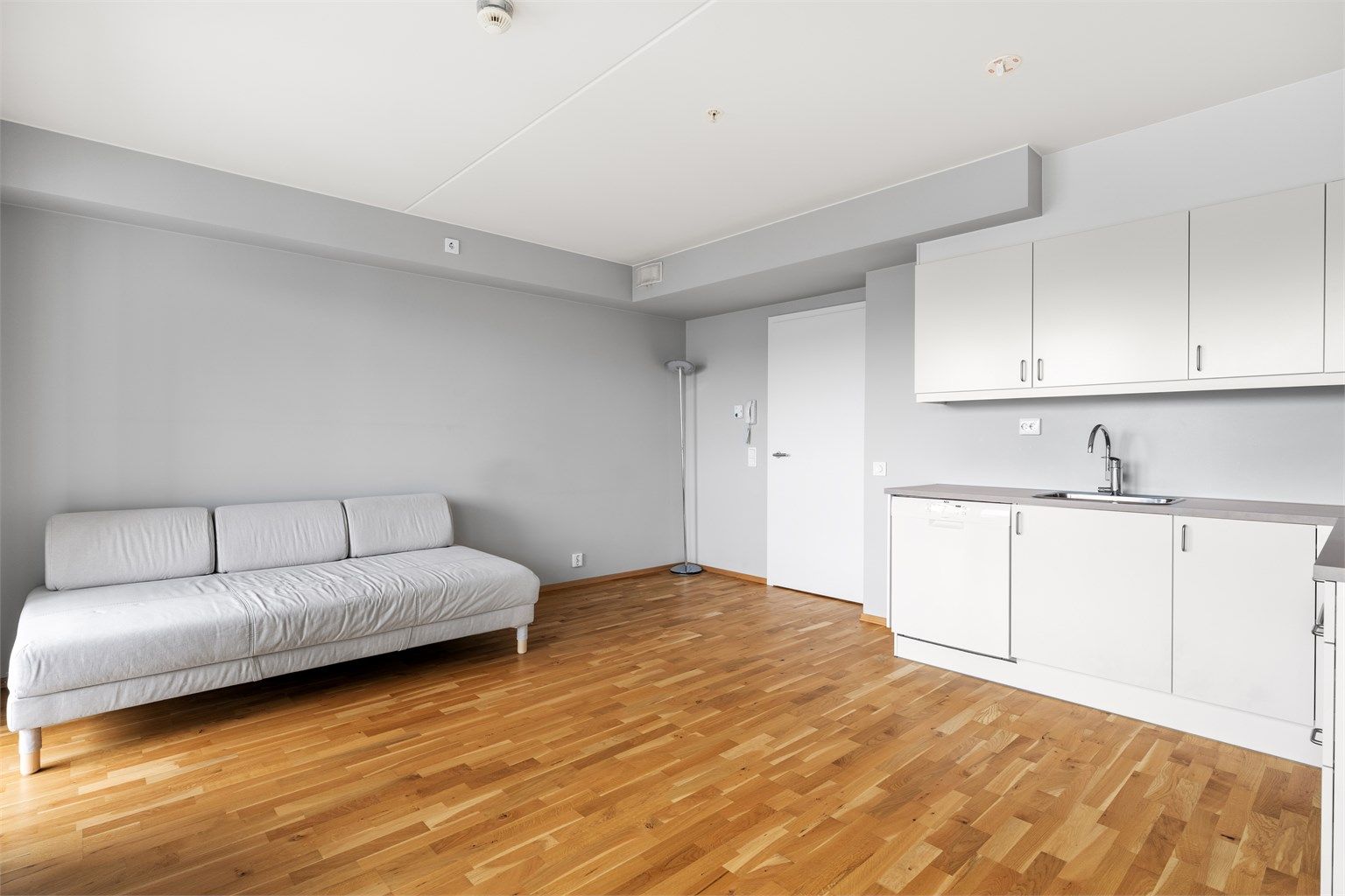 Leiligheten har en lys og gjennomgående planløsning med svært gode lysforhold fra store vindusflater.