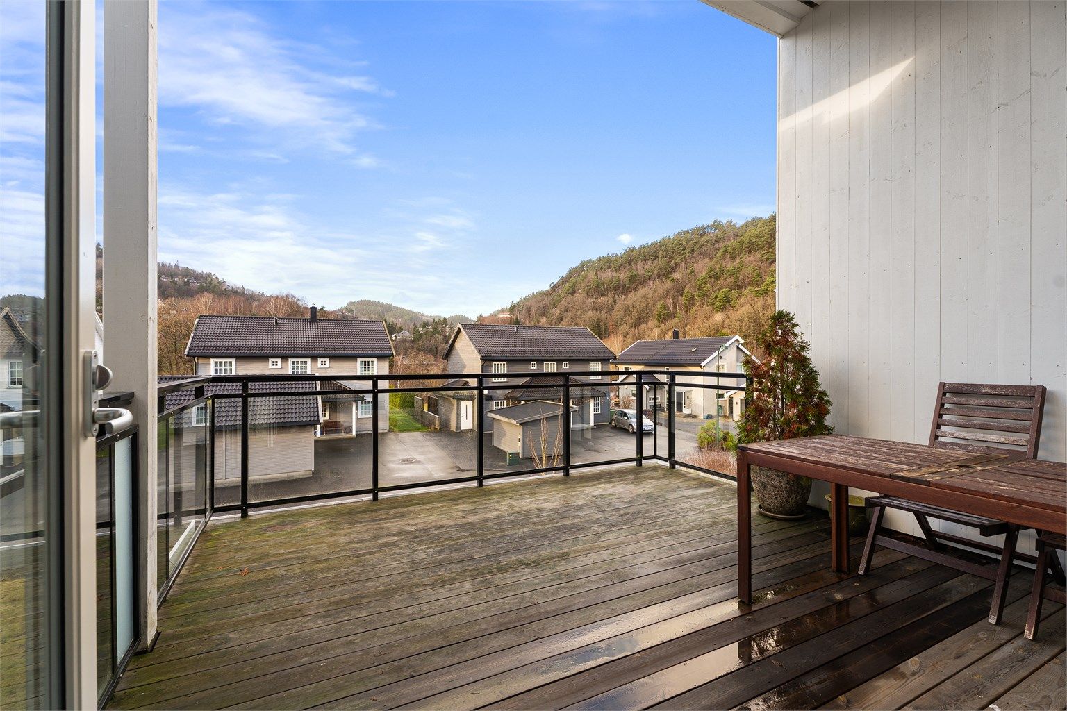 Overbygget terrasse på 15 kvm som inviterer til lange, lune dager og stemningsfulle kvelder utendørs. Foto v/Hans Nøstdahl.