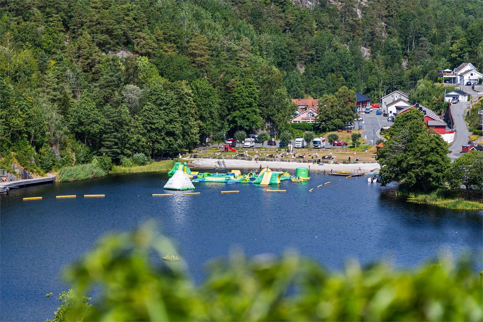 Kort vei til Tvedestrand badepark, et populært tilbud for hele familien.