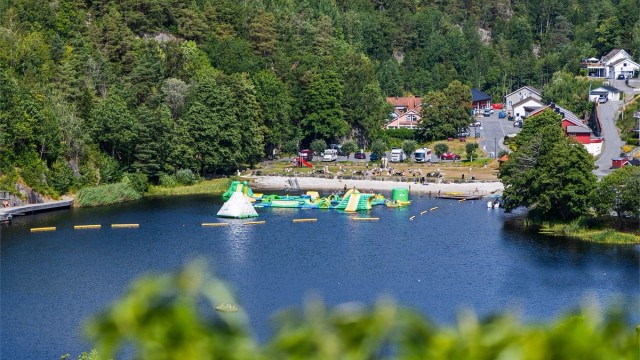 Kort vei til Tvedestrand badepark, et populært tilbud for hele familien.