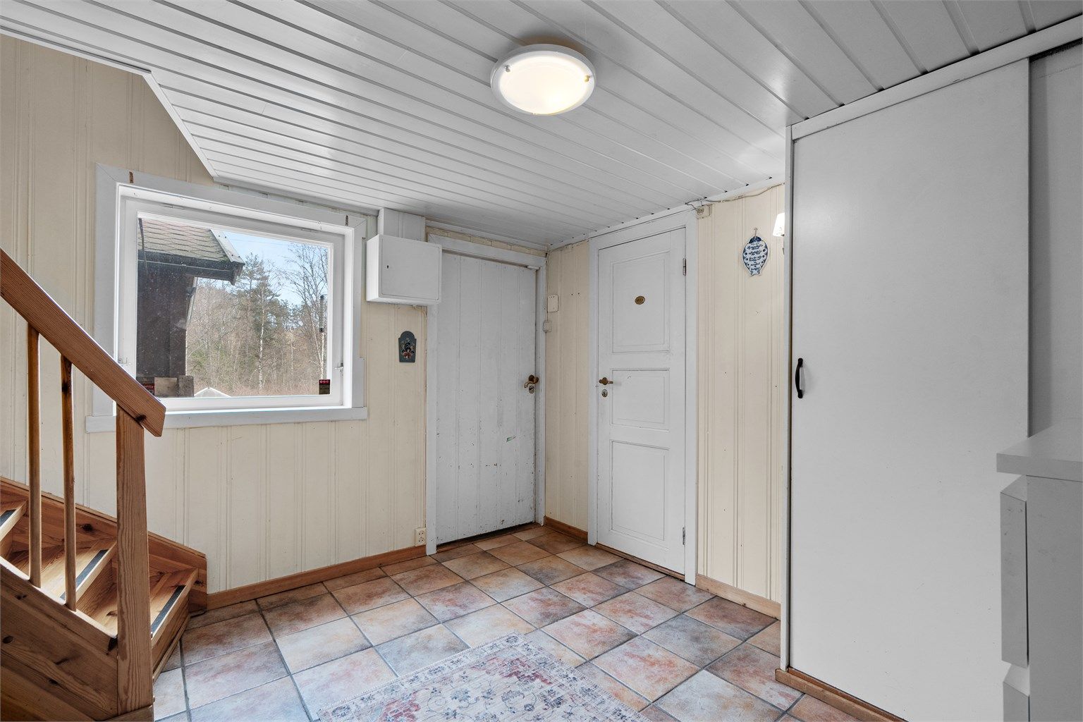 Kjelleretasje - eget inngangsparti til kjelleretasjen