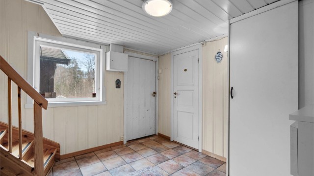 Kjelleretasje - eget inngangsparti til kjelleretasjen